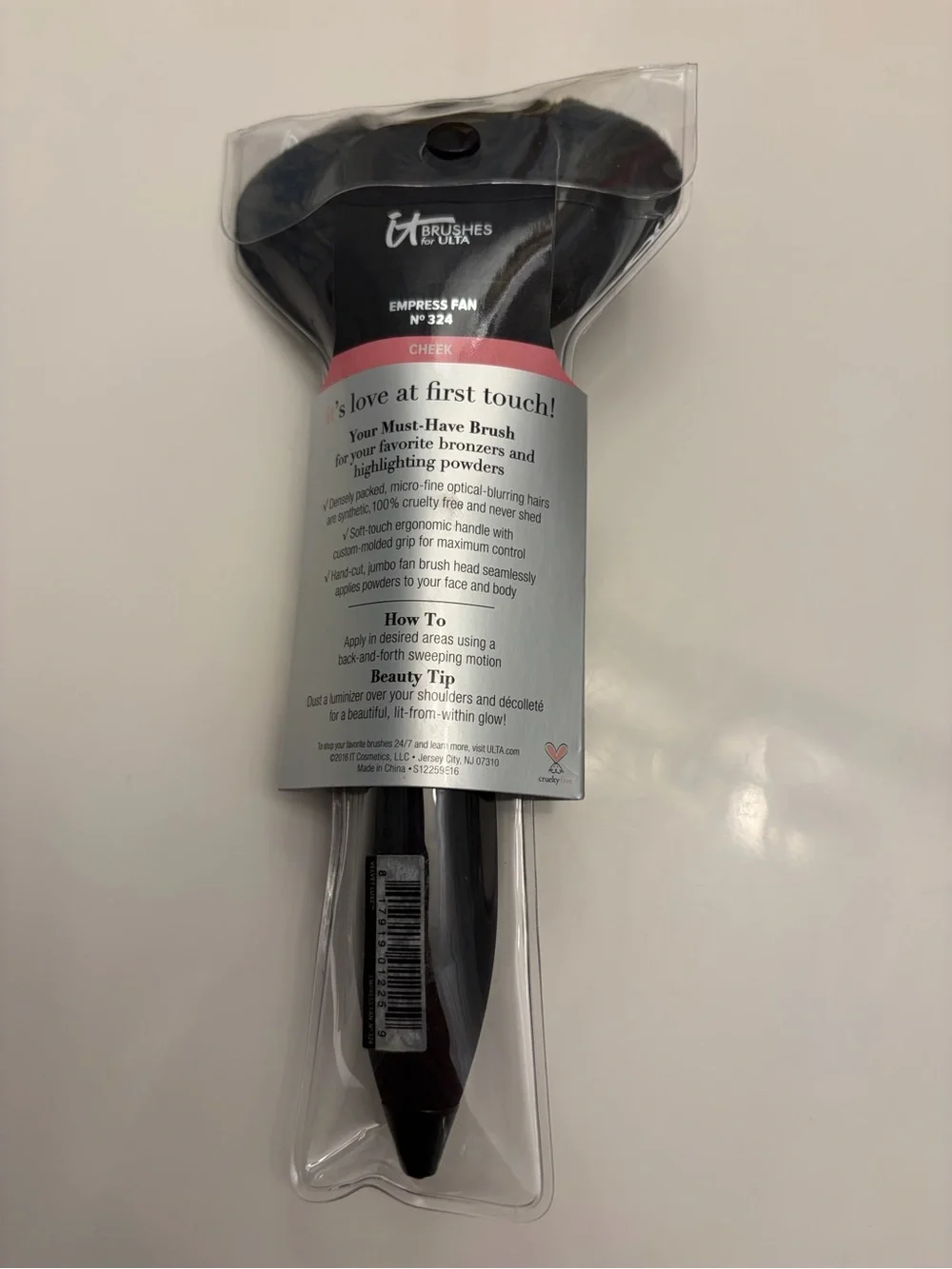 IT Cosmetics Velvet Luxe Empress Fan Brush #324 cheek New in package
